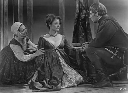 Joyce Redman, Maggie Smith y Laurence Olivier en la versión cinematográfica de Otelo que le dio su primera nominación al Oscar en 1965; luego de sus inicios en teatro, se había mudado a los Estados Unidos a mediados de la década del 50