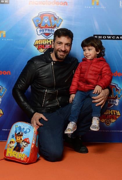 Gustavo Conti y su hijo, fan de los cachorros