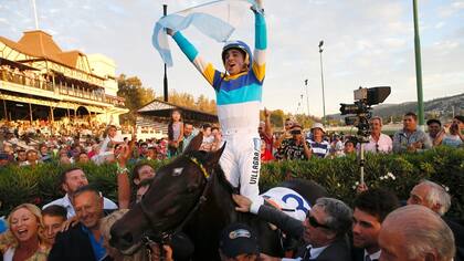 Juan Cruz Villagra ondea la bandera argentina tras llevar a Sixties Song al triunfo en el Gran Premio Latinoamericano