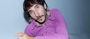 Es hijo de un actor argentino, se instaló en España y fue elegido por Alex de la Iglesia