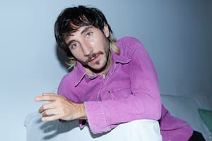 Es hijo de un actor argentino, se instaló en España y fue elegido por Alex de la Iglesia