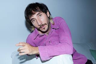 Es hijo de un actor argentino, se instaló en España y fue elegido por Alex de la Iglesia