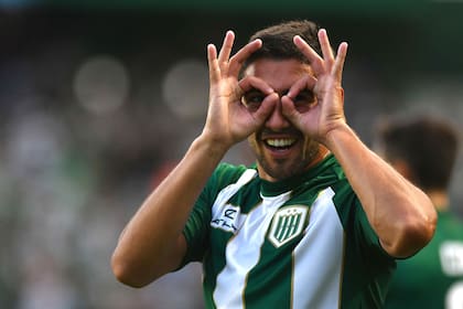 Juan Álvarez festeja el primer gol de Banfield ante Gimnasia.