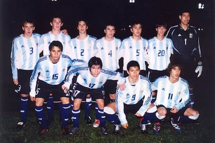 Juan Antonio, con la remera número 11, al lado del Kun Agüero