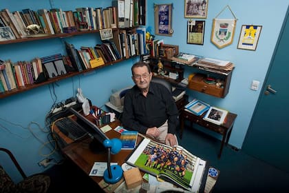Juan Antonio Farenga (hijo), en su estudio, rodeado de historia boquense.