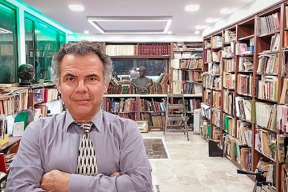 Juan Antonio Lázara y su biblioteca personal; vive en el barrio de Caballito