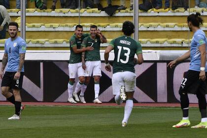 Juan Arce festeja su gol durante el partido que disputaron Uruguay y Bolivia en La Paz