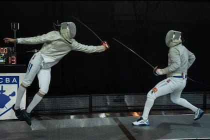 Juan Bacha, de 20, que practica esgrima en la disciplina sable desde hace diez años