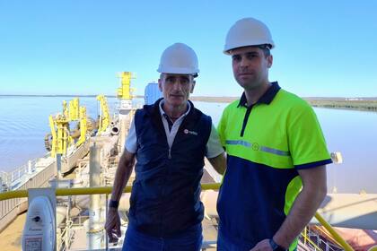 Juan Bautista Allegrino, responsable de Ambiente y Desarrollo Sostenible de Jan De Nul, junto a Nahuel Márquez, el capitán del barco