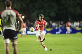 El 10 que guía a Dogos XV a las patadas, ante la final contra Peñarol en Uruguay