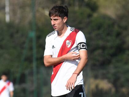 Juan Bautista Dadín ya debutó en la Primera de River; las casas de apuestas ponen al Millonario como favorito