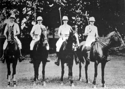 Juan Bautista Miles, el capitán del Ejército Enrique Padilla, Juan Diego Nelson y Arturo Jacinto Kenny, los primeros campeones de la historia olímpica argentina, consagrados en París 1924.