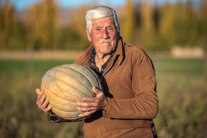 Juan Bautista Moyano, de Bella Vista, con uno de sus hermosos zapallos
