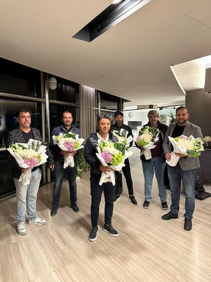 Juan Berros, en cuarto lugar en la segunda fila, junto a Gallardo y su cuerpo técnico en la recepción que les dieron el día que llegaron a Arabia Saudita
