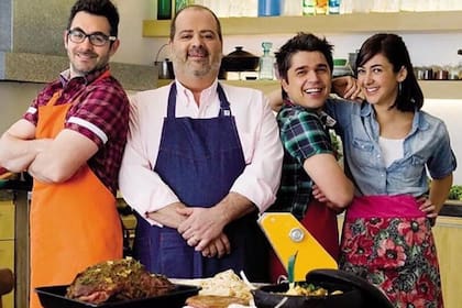 Juan Braceli, Juan Ferrara y Ximena Saenz junto a Guillermo Calabrese en una de las etapas de Cocineros argentinos en la TV Pública