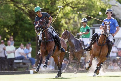 Juan Britos, de La Irenita, pega de cogote frente a Jerónimo Del Carril; La Irenita no tuvo un buen desempeño en el Abierto de Tortugas, pero después resultó subcampeón de Hurlingham.