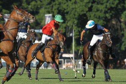 Juan Britos traba el taco de Poroto Cambiaso, que a los 16 años juega como si tuviera quince más.