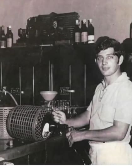 Juan Bruno, padre de Pablo, en el primer local de la cantina, en Ceretti y Cullen.