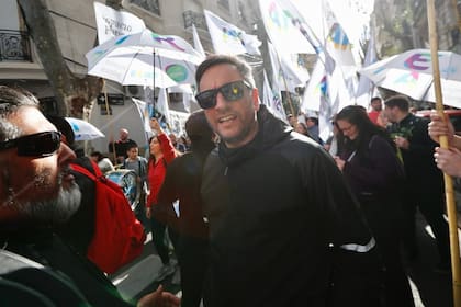 Juan Cabandié presente en la manifestación en apoyo a la vicepresidenta Cristina Fernández de Kirchner.