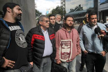 Juan Carlos Alderete, de la CCC, a la izquierda; Daniel Menéndez, de Barrios de Pie, a la derecha; en el centro, Juan Grabois, exsecretario general de la CTEP