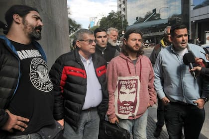 Juan Carlos Alderete, de la CCC, a la izquierda; Daniel Menéndez, de Barrios de Pie, a la derecha; en el centro, Juan Grabois, ex secretario general de la CTEP y muy cercano al Papa, hoy volcado más explícitamente a la acción política en apoyo de la candidatura de Cristina Kirchner; la imagen es de
