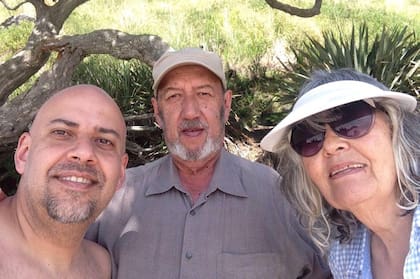 Juan Carlos, Betty, uno de sus hijos y una nueva vida en Nueva Zelanda.