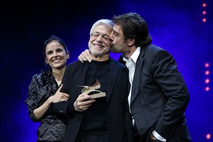 Juan Carlos Corazza, entre Elena Anaya y Javier Bardem, dos de sus queridos alumnos, quienes le entregan el Premio Especial Unión de Actores, en 2018