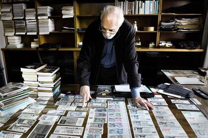 Juan Carlos De Pablo, y su colección de billetes históricos en el escritorio