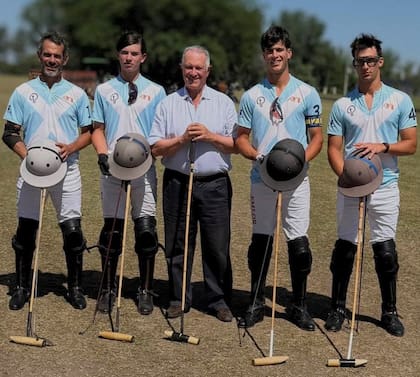 Juan Carlos Echeverz como DT de su hijo, Juanma, y de los tres nietos: Román, Javier y Juan