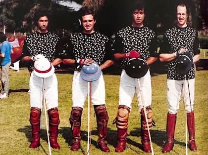 Juan Carlos Echeverz en su último título en el Abierto del Jockey Club, con Gonzalo, Pepe y Horacito Heguy