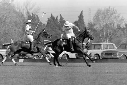 Juan Carlos Harriott (h.) pegando un backhander en 1983, cuando volvió a pedido de Alberto Heguy y jugó en Indios Chapaleufú