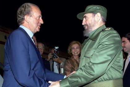 Juan Carlos I junto a Fidel Castro
