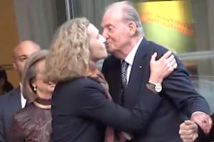 El video del insólito saludo entre el rey Juan Carlos I y su hija que se viralizó y su significado