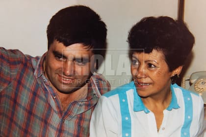 Juan Carlos junto a su madre, Susana Rodríguez. 