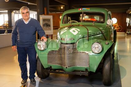 Juan Carlos junto a un Chevrolet Coupe modelo 1940 con el que Fangio salió campeón argentino de Turismo Carretera. Para poder competir, compró el automóvil con el dinero de una rifa, que tenía al mismo auto de carrera como premio.