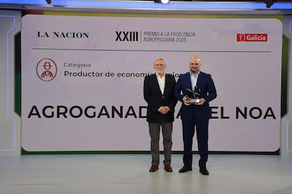 Juan Carlos L´Afflitto, director de Galicia, entregó la estatuilla a Pablo Cianci, CEO de Agroganadera del NOA, firma Mejor Productor de Economías Regionales