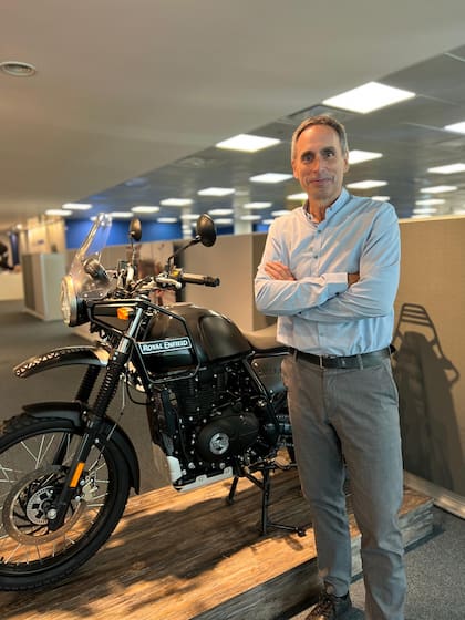 Juan Carlos Más, director comercial del Grupo SIMPA junto a la Himalayan 450