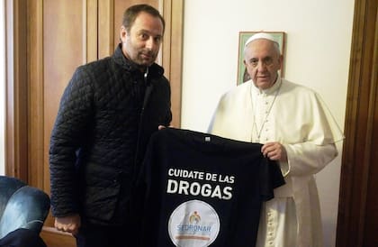 Juan Carlos Molina, titular de Sedronar, junto al difundo papa Francisco
