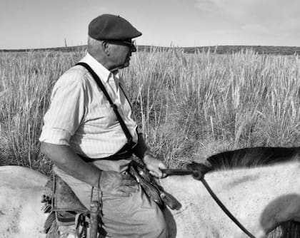 En la Patagonia: ordeñando a mano, comenzó con tres vacas lecheras y hoy hace un queso que es furor 26 Juan Carlos, padre de Guadalupe y gran amante del paisaje de la Patagonia, falleció en junio del año pasado