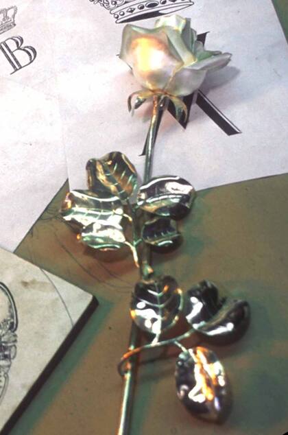 Juan Carlos Pallarols preparó, por pedido del príncipe, una rosa de plata para Máxima. Es una rosa grande, blanca, rozagante y plena, con treinta y dos pétalos que coincidían con la edad de la novia. Después de la boda, Máxima le agradeció por medio de una tarjeta que daba cuenta de su felicidad.