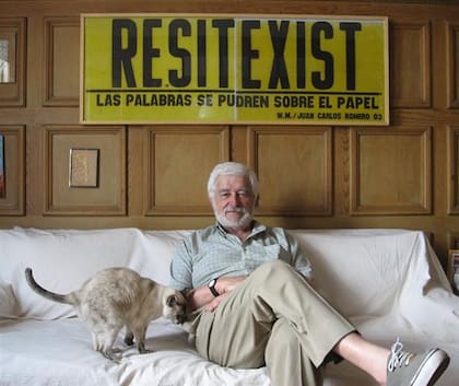 Juan Carlos Romero y sus célebres afiches amarillos