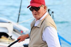 Juan Carlos tenía 51 años cuando fue fotografiado tomando sol desnudo en el Mediterráneo