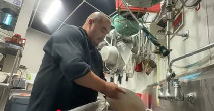 Juan Carlos trabajó por más de dos años en diferentes locales lavando platos