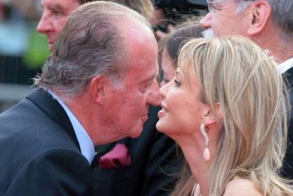 Juan Carlos y Corinna zu Sayn-Wittgenstein coincidieron públicamente en una entrega de premios en Barcelona en 2006.