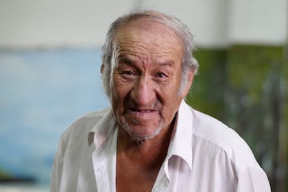 Juan Caro tiene 70 años y es jubilado. Es uno de lo de los adultos mayores que cada mediodía almuerzan en Corazones Abiertos de Amalia