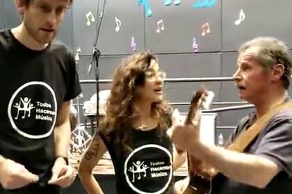 Juan Carr, promotor de la iniciativa, durante uno de los ensayos del homenaje solidario