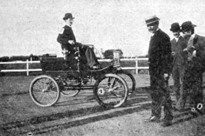 Juan Cassoulet fue el vencedor de la primera carrera de autos de la Argentina, realizada en el Hipódromo Nacional de Belgrano, el predio que en parte hoy ocupa el Estadio de River Plate