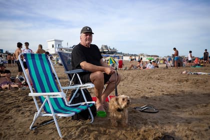 Juan comparte la jornada de playa con su mujer, que no salió en la foto, y su perro