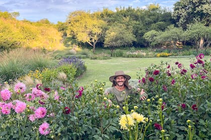 Juan con la colección de dalias, disfrutando de su paraíso en Ascochinga