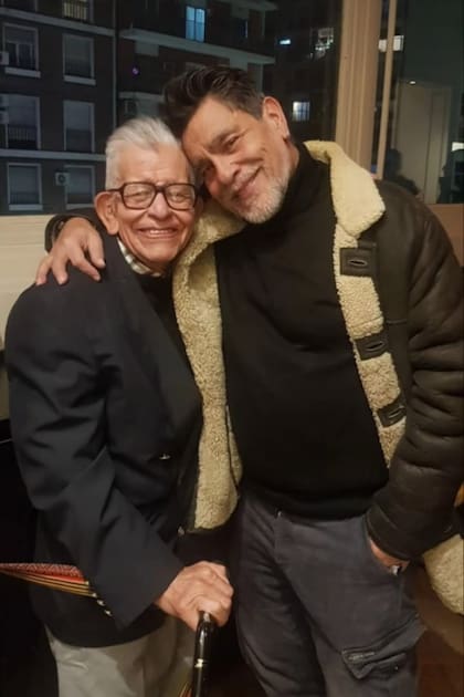 Juan con su papá, José, un apasionado del teatro. "Fue quien me abrió la puerta a ese mundo increíble", dice él.